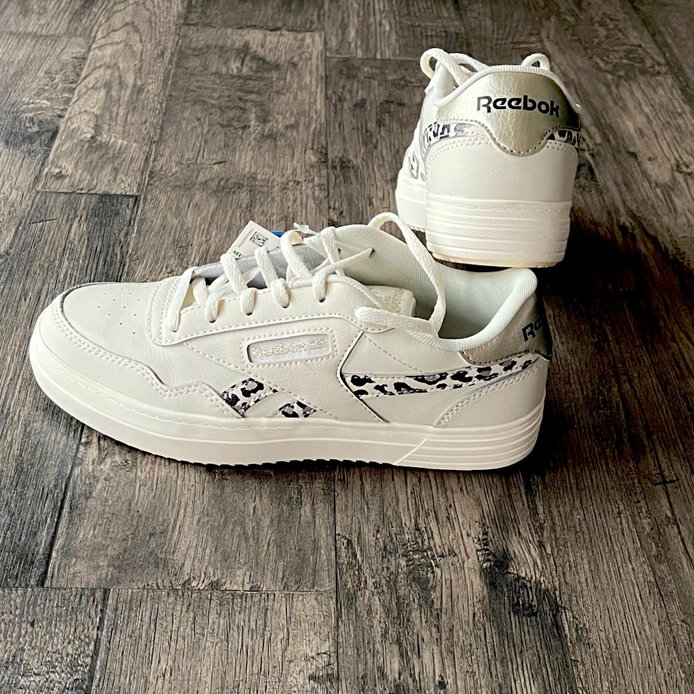NWT Reebok Classic Tennis Shoe Size 7
